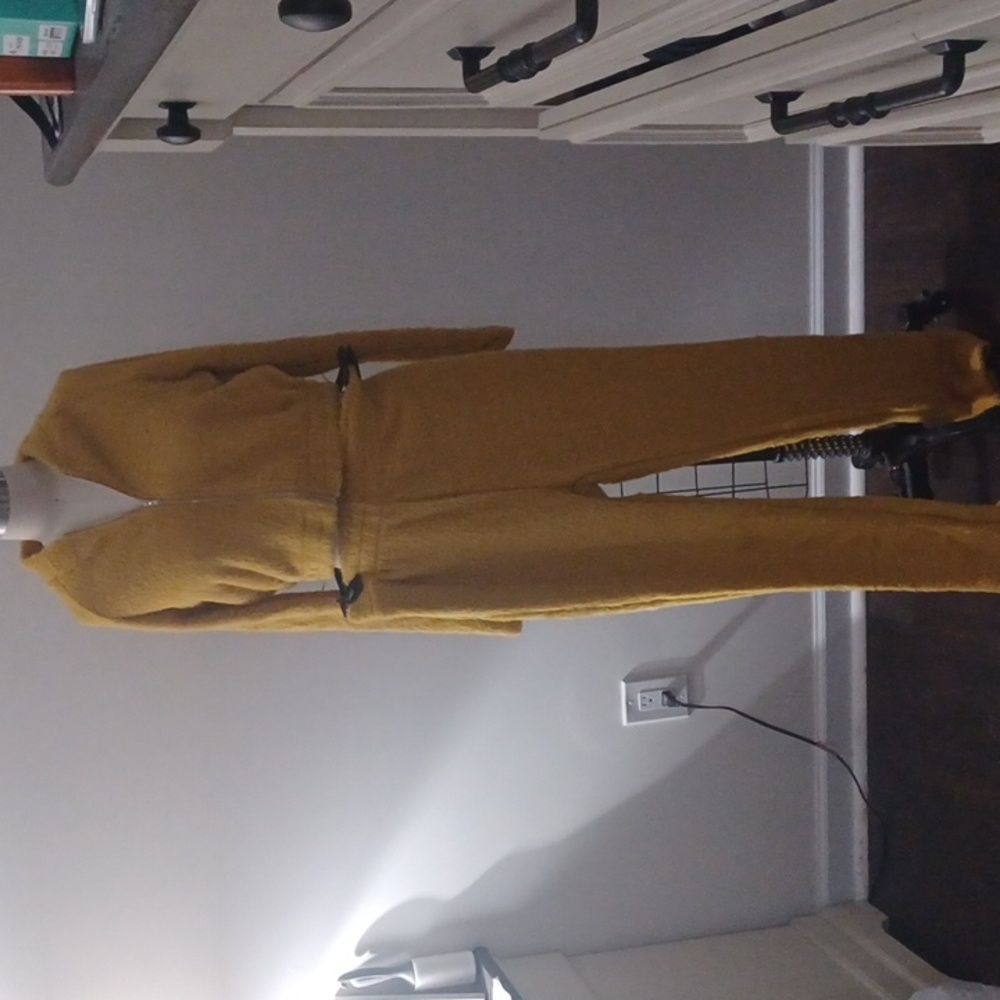 NEW N°1 sz large pants and zip up crop top. Gold color